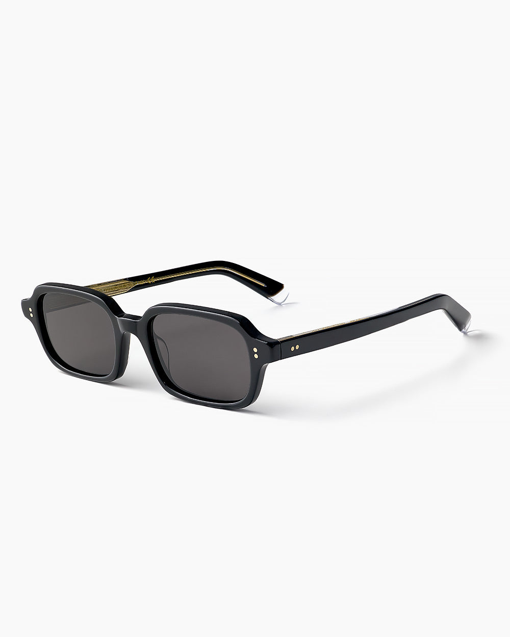 ME & JOE Jules black sunglasses – three-quarter view