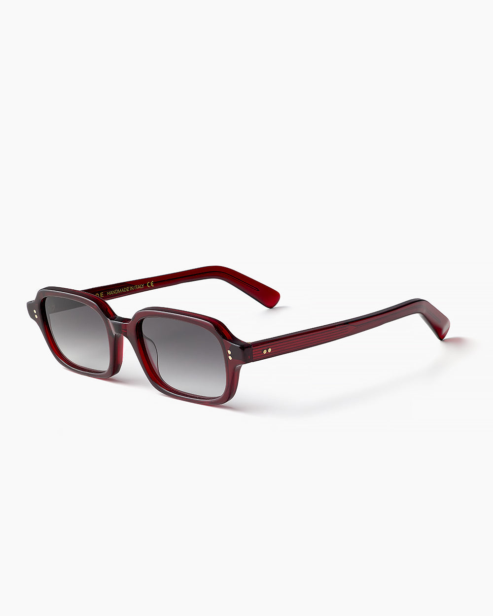 ME & JOE Jules burgundy sunglasses with black degrade lenses – three-quarter view