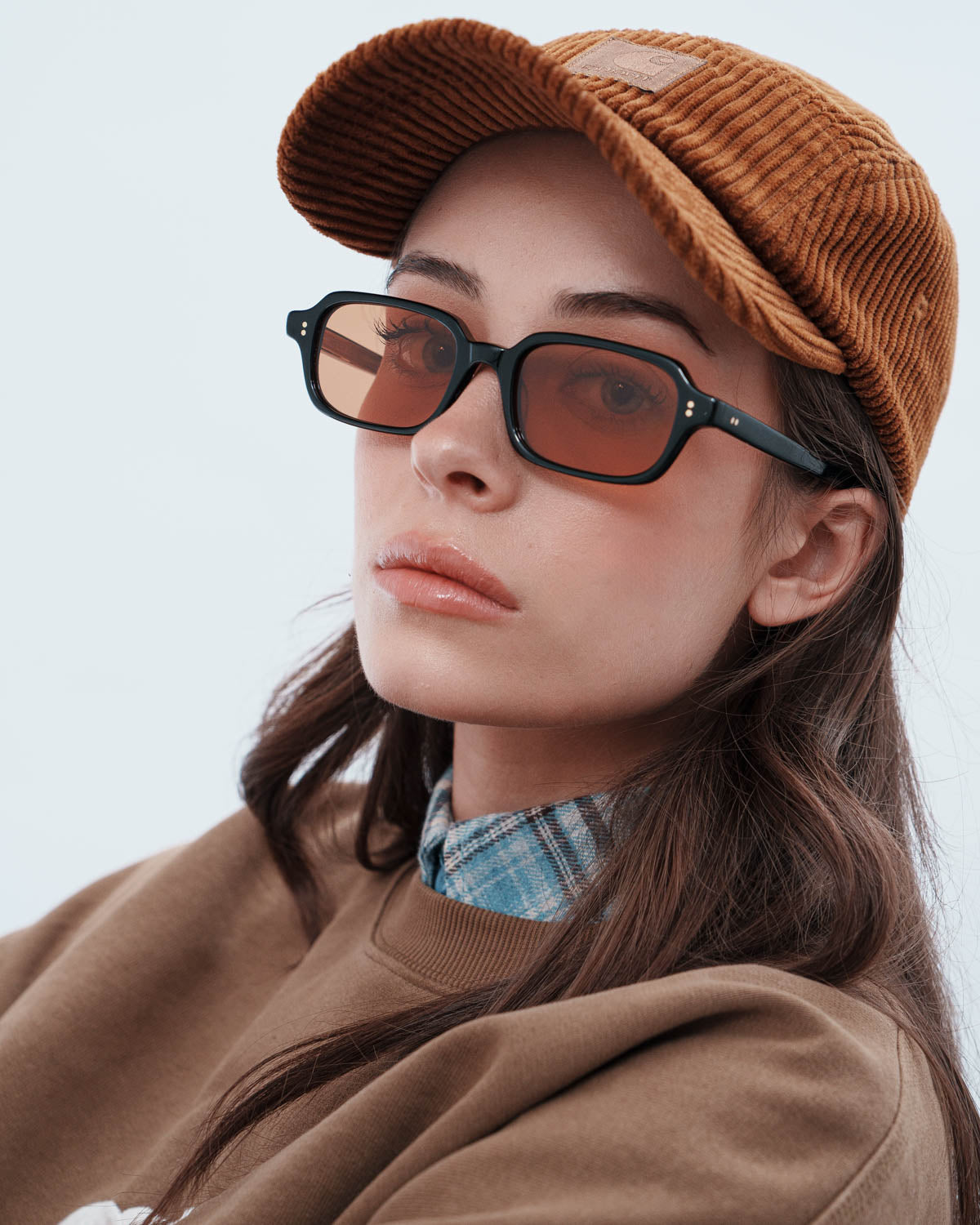 ME & JOE Jules black sunglasses with orange lenses – three-quarter view