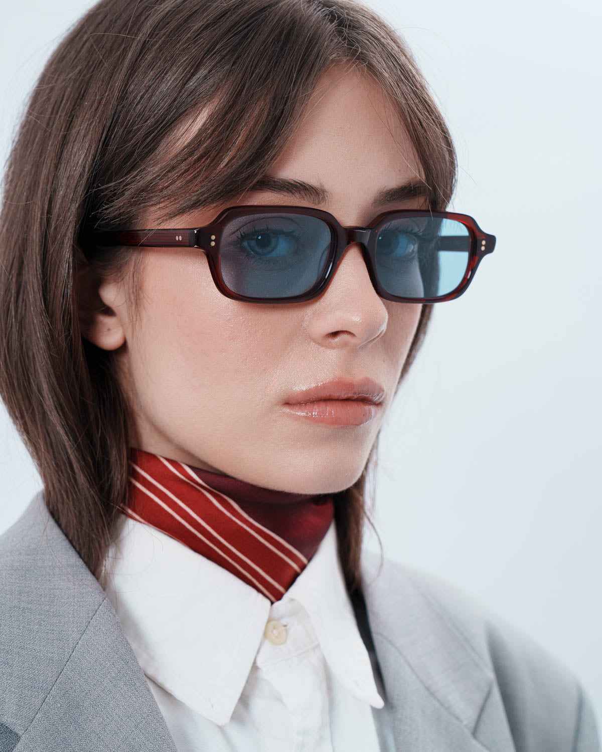 ME & JOE Jules burgundy sunglasses with blue lenses – three-quarter view