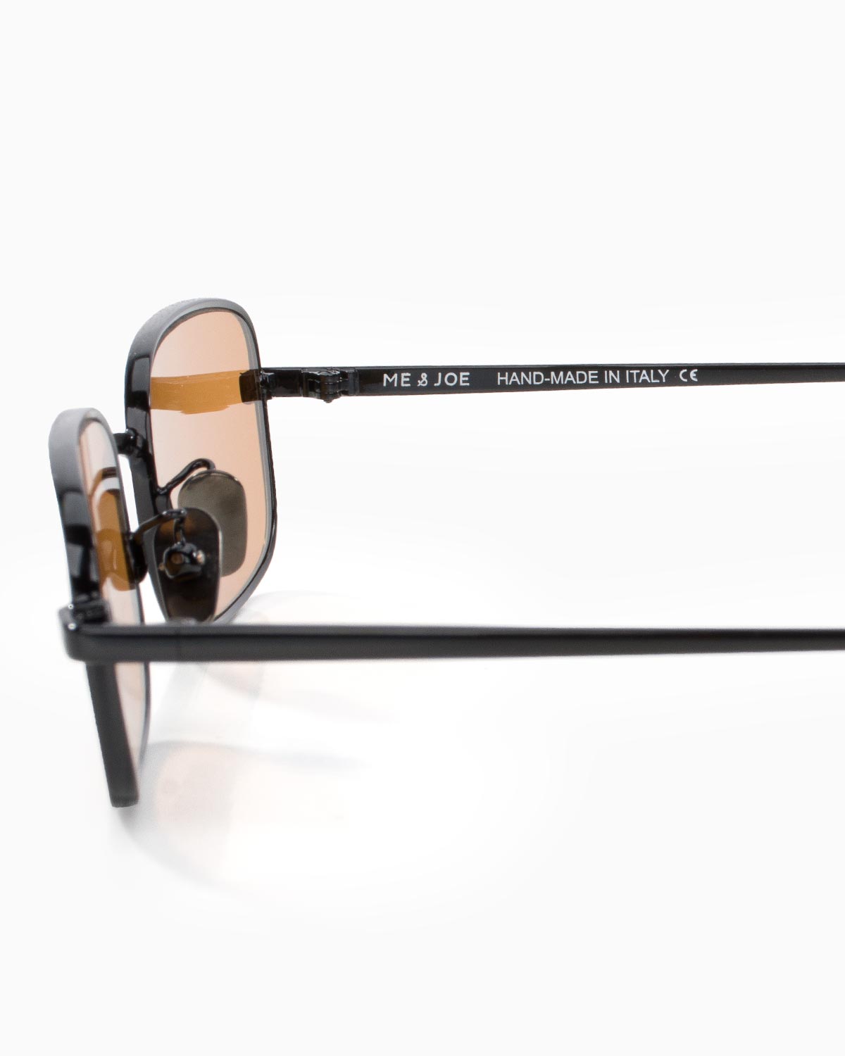ME & JOE Luca black sunglasses with orange lenses – side view
