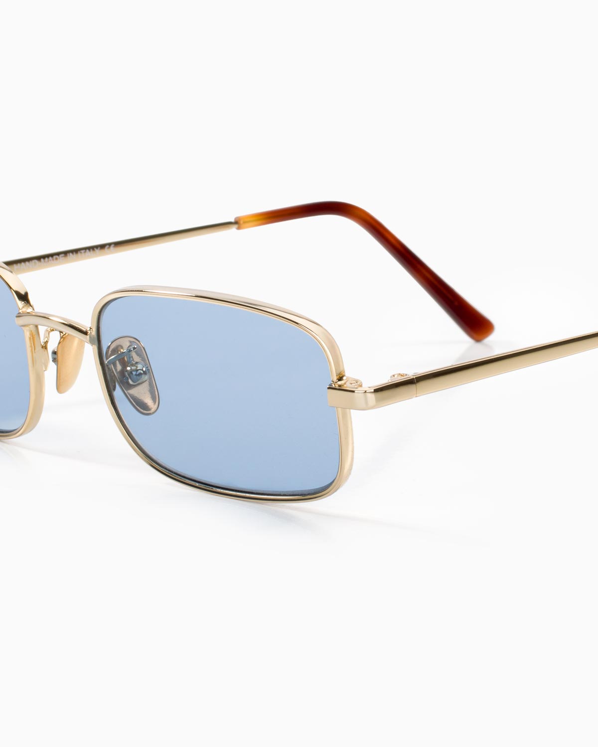 ME & JOE Luca gold sunglasses with light blue lenses – frame detail