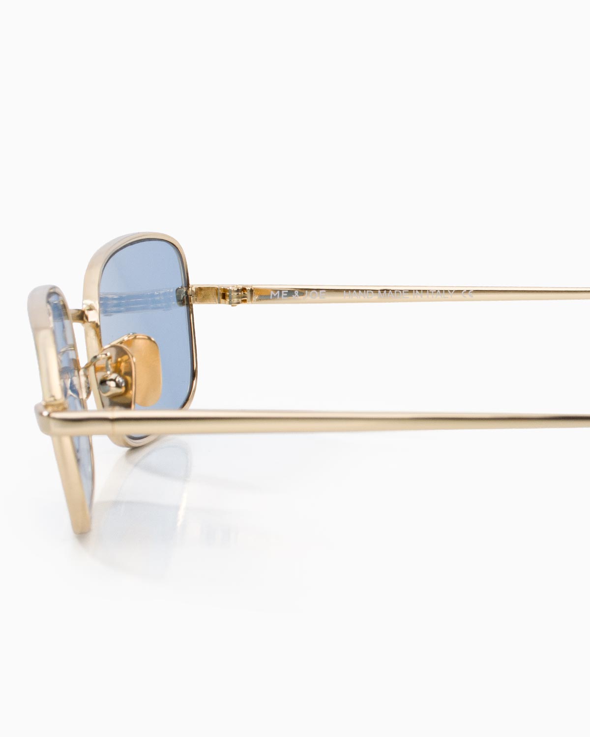 ME & JOE Luca gold sunglasses with light blue lenses – temple and logo detail