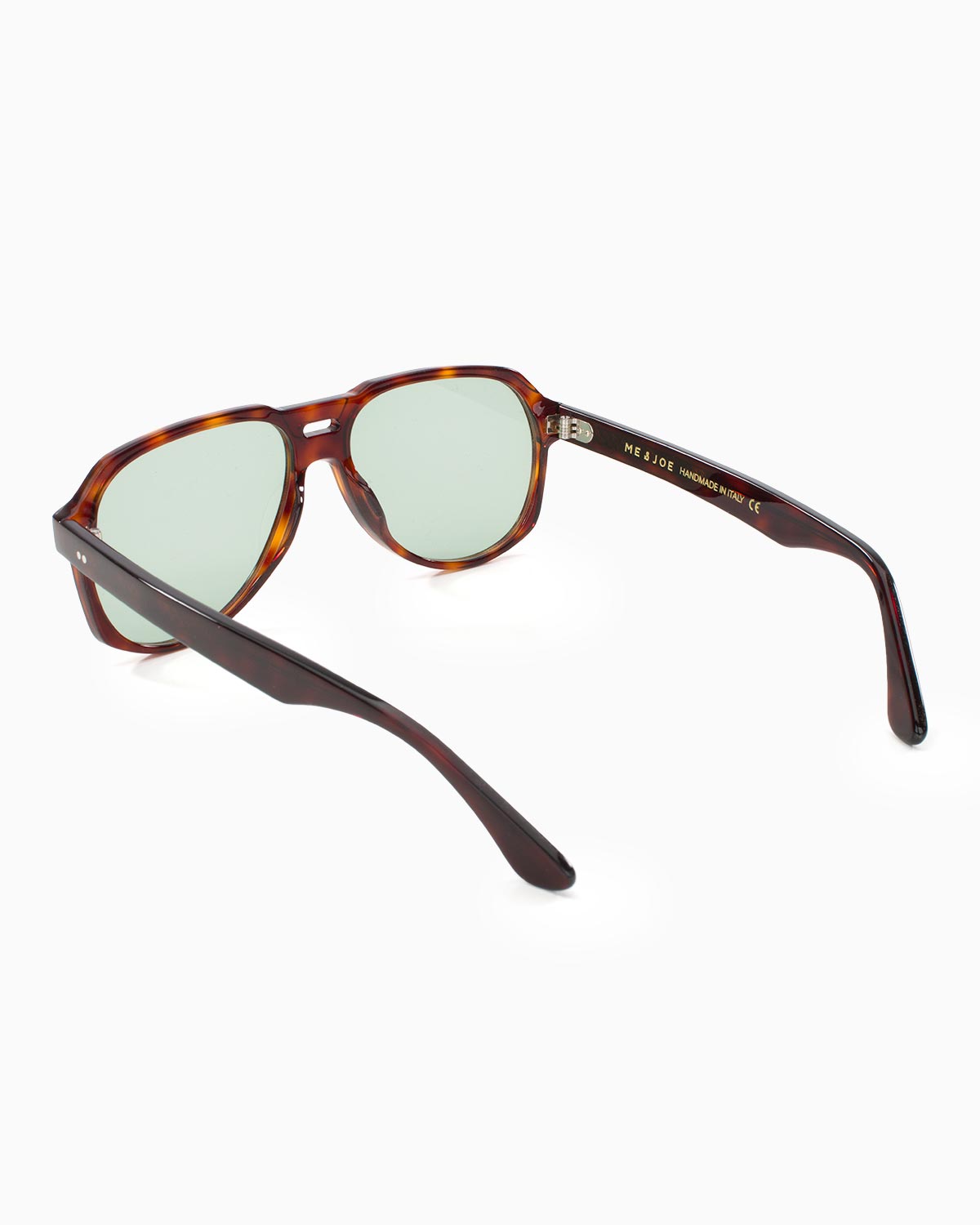 ME & JOE Maverick tortoise sunglasses with light green lenses - three-quarter view