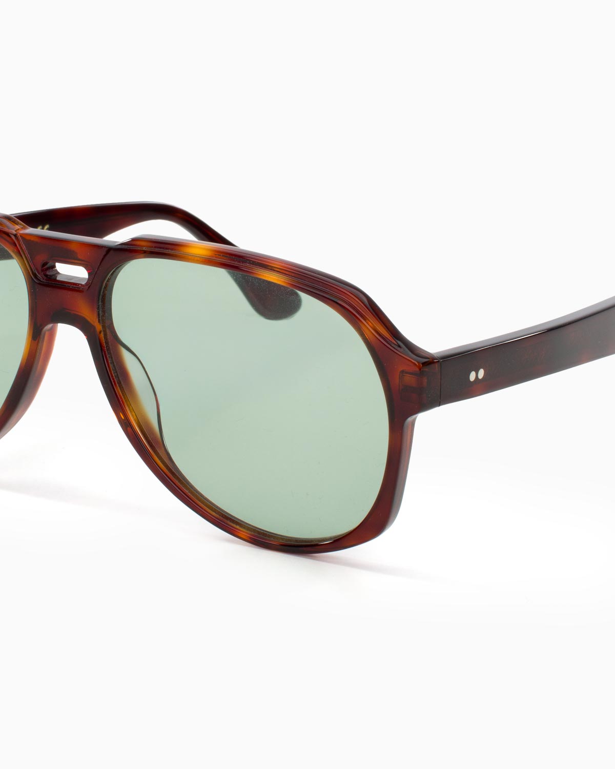 ME & JOE Maverick tortoise sunglasses with light green lenses - frame detail