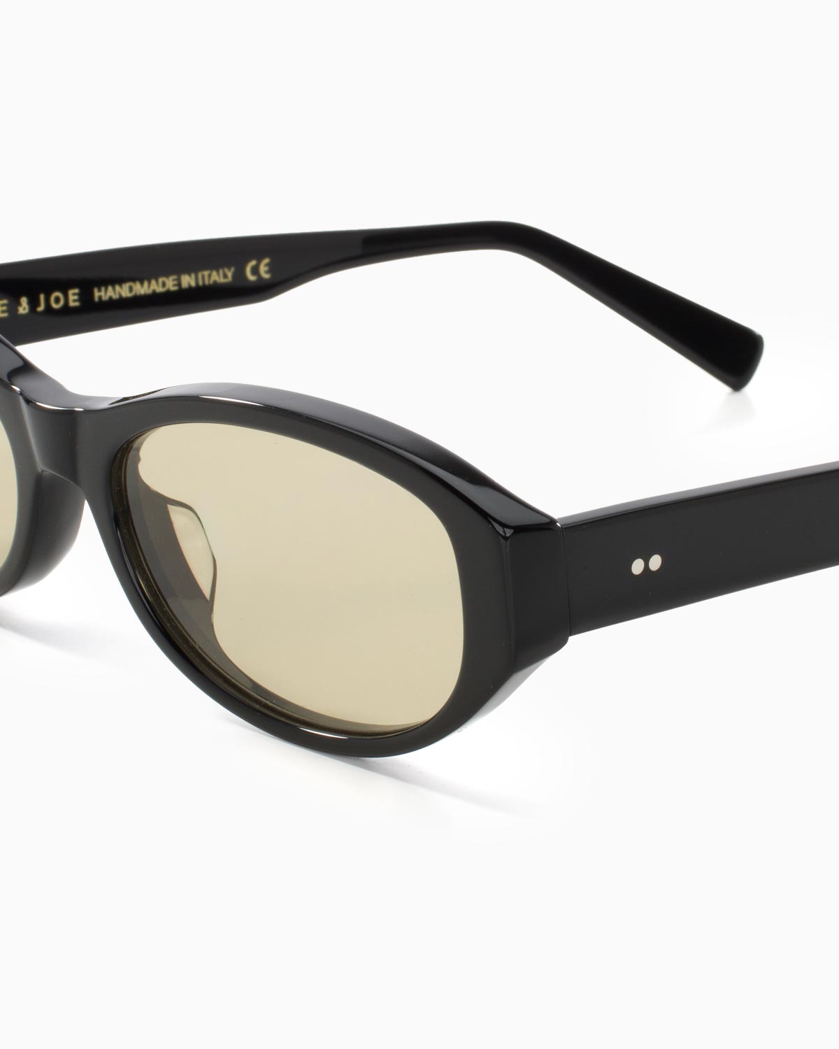 ME & JOE Muse black sunglasses with amber lenses – frame detail