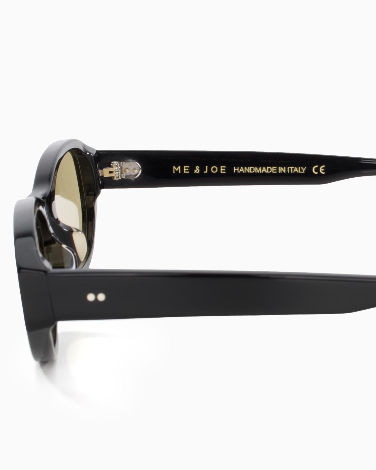 ME & JOE Muse black sunglasses with amber lenses – temple and logo detail