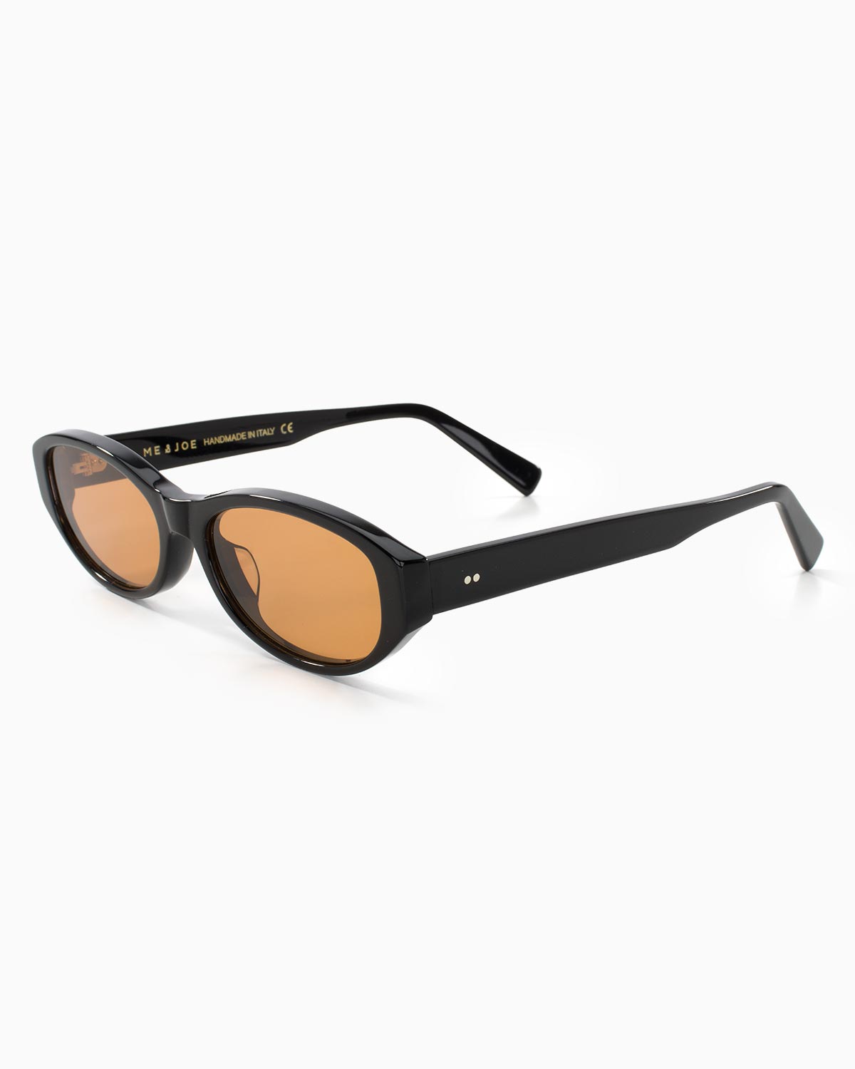 ME & JOE Muse black sunglasses with orange lenses – front three-quarter view