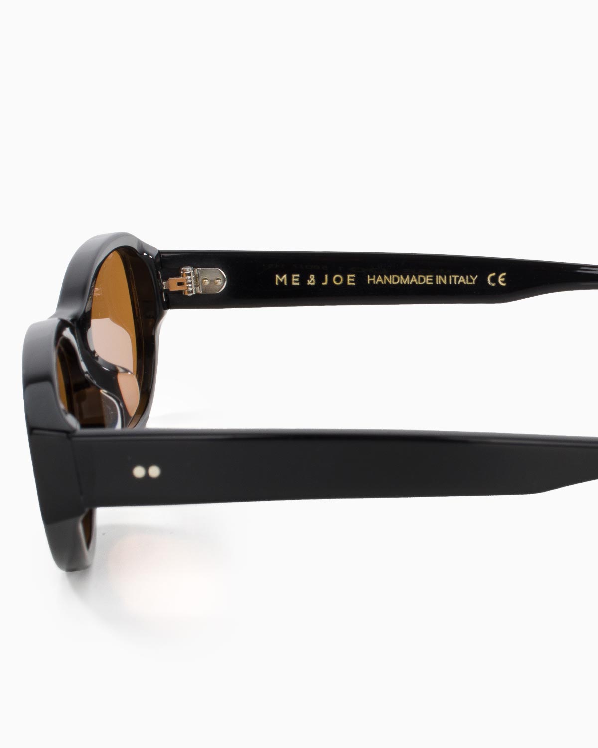 ME & JOE Muse black sunglasses with orange lenses – temple and logo detail