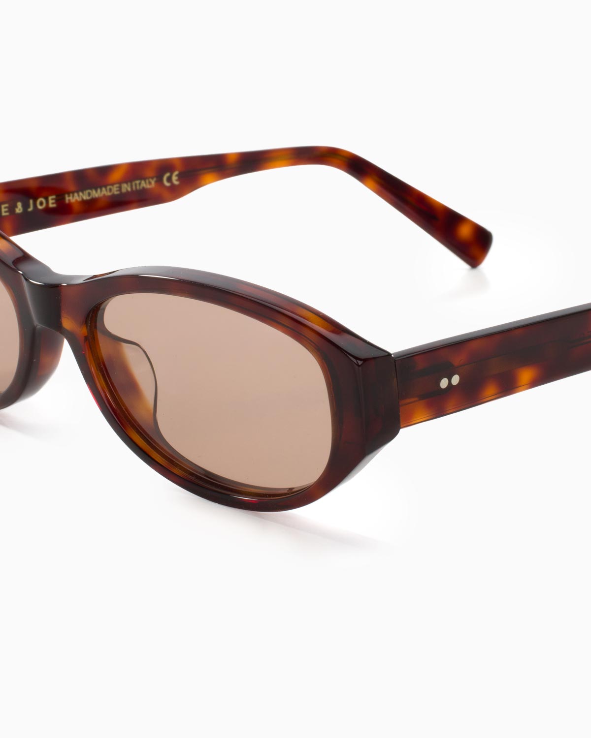 ME & JOE Muse cherry tortoise sunglasses with light brown lenses – frame detail 