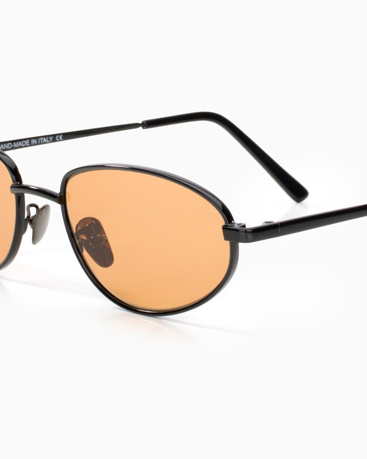 ME & JOE Noma Black sunglasses with orange lenses – frame detail