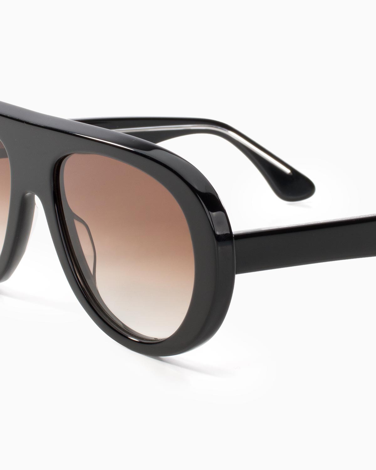 ME & JOE Riviera black sunglasses with  brown gradient lenses –detail view