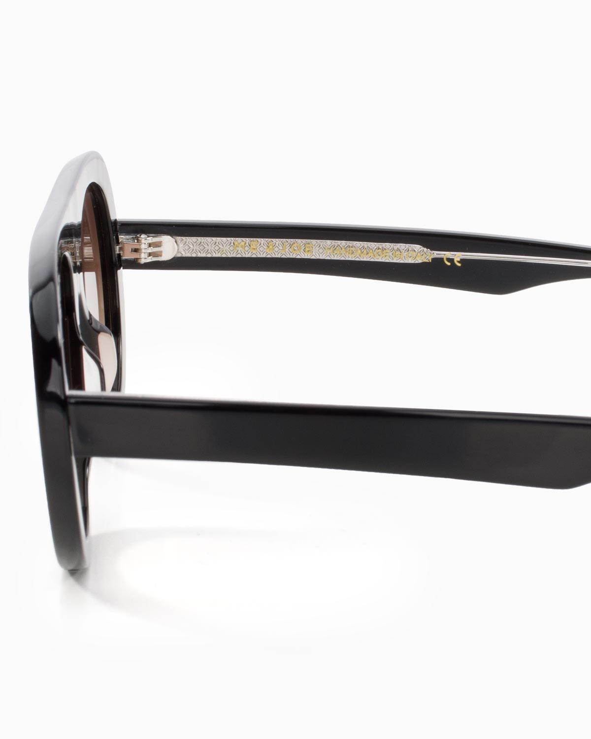 ME & JOE Riviera black sunglasses with  brown gradient lenses –side view