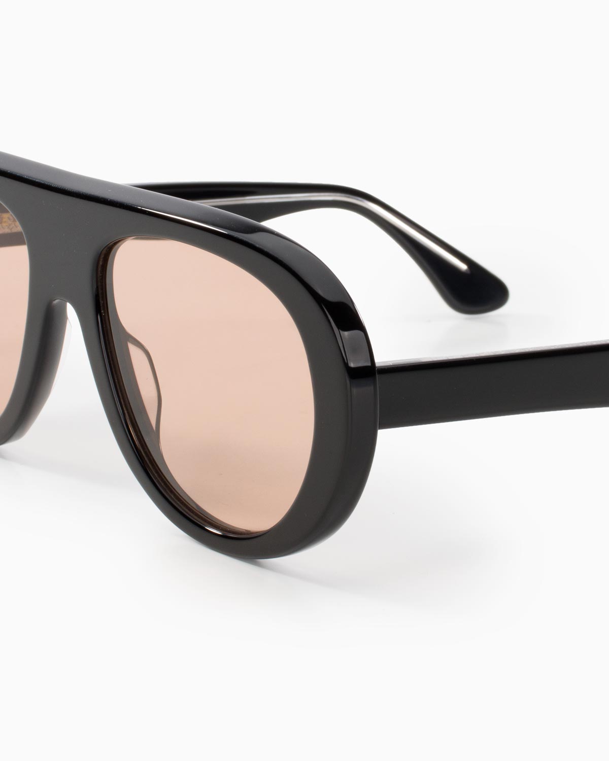 ME & JOE Riviera black sunglasses with light brown lenses –detail view