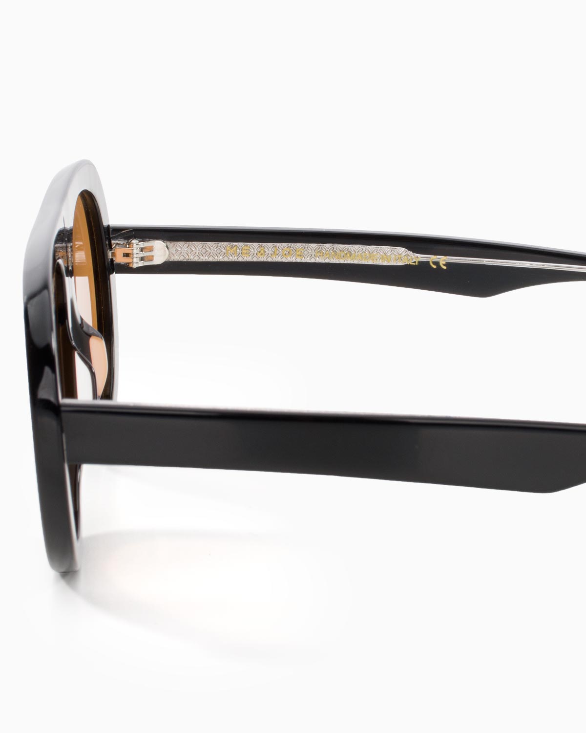 ME & JOE Riviera black sunglasses with orange lenses – detail view