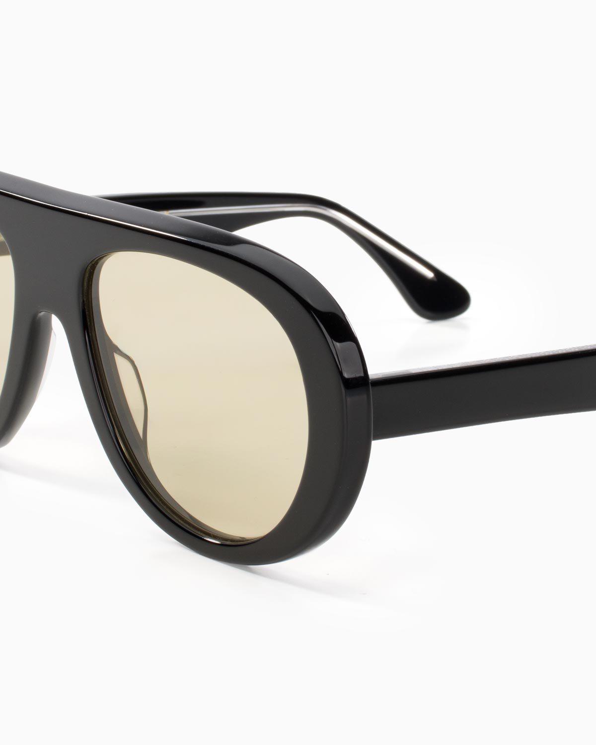ME & JOE Riviera black sunglasses with amber lenses – detail view