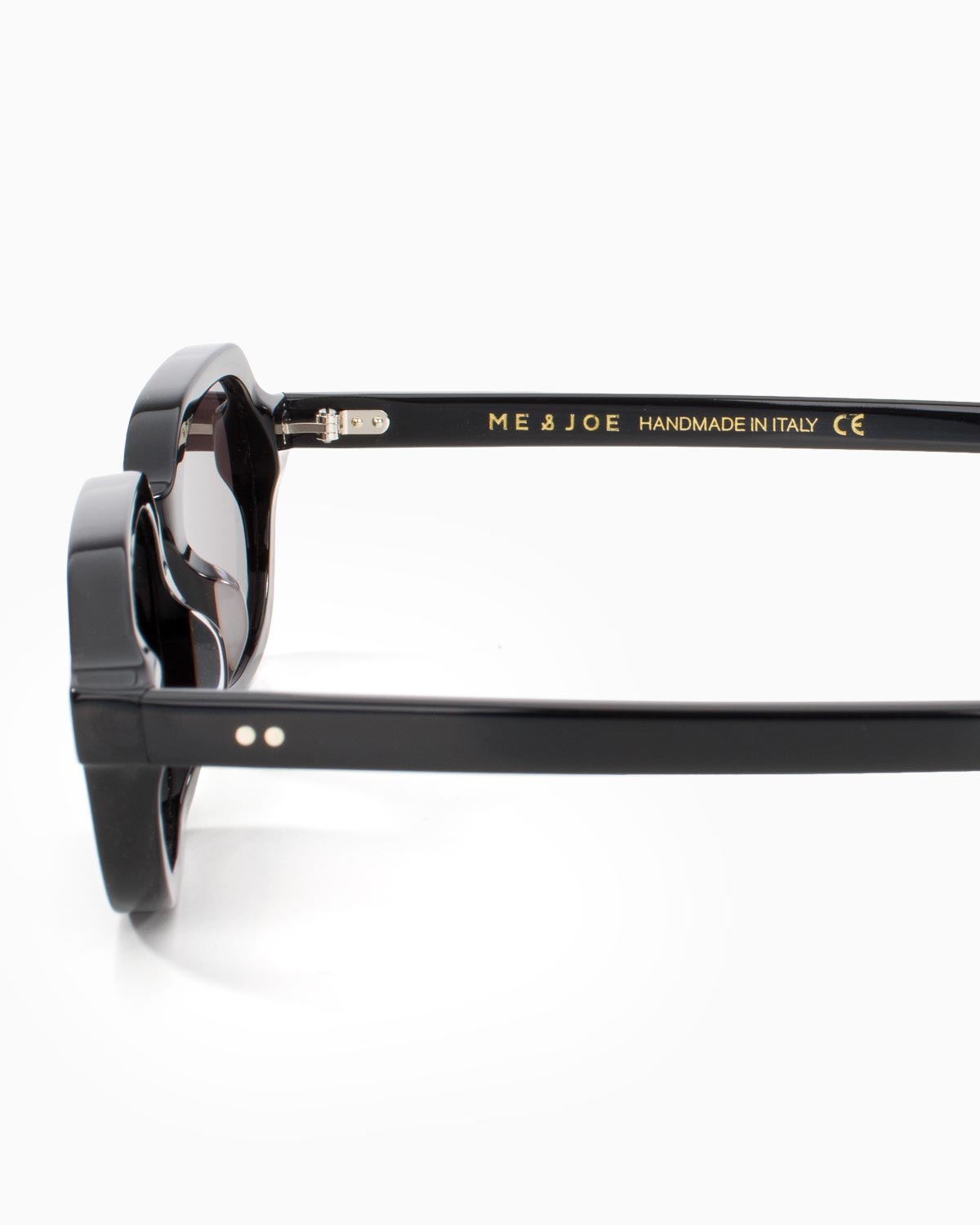 ME & JOE Roma black sunglasses – detail view