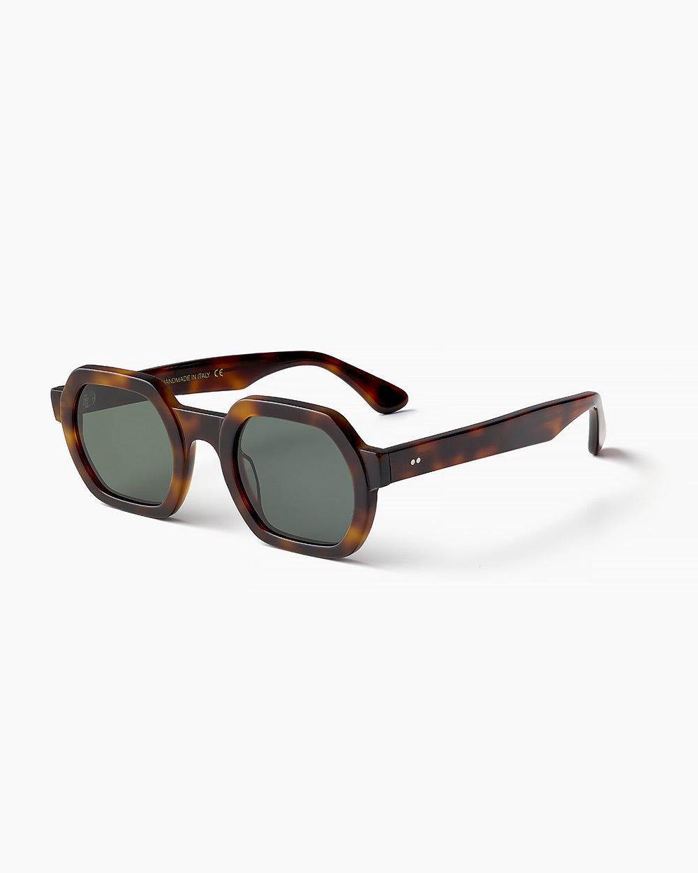 ME & JOE Sandro tortoise sunglasses – three-quarter view