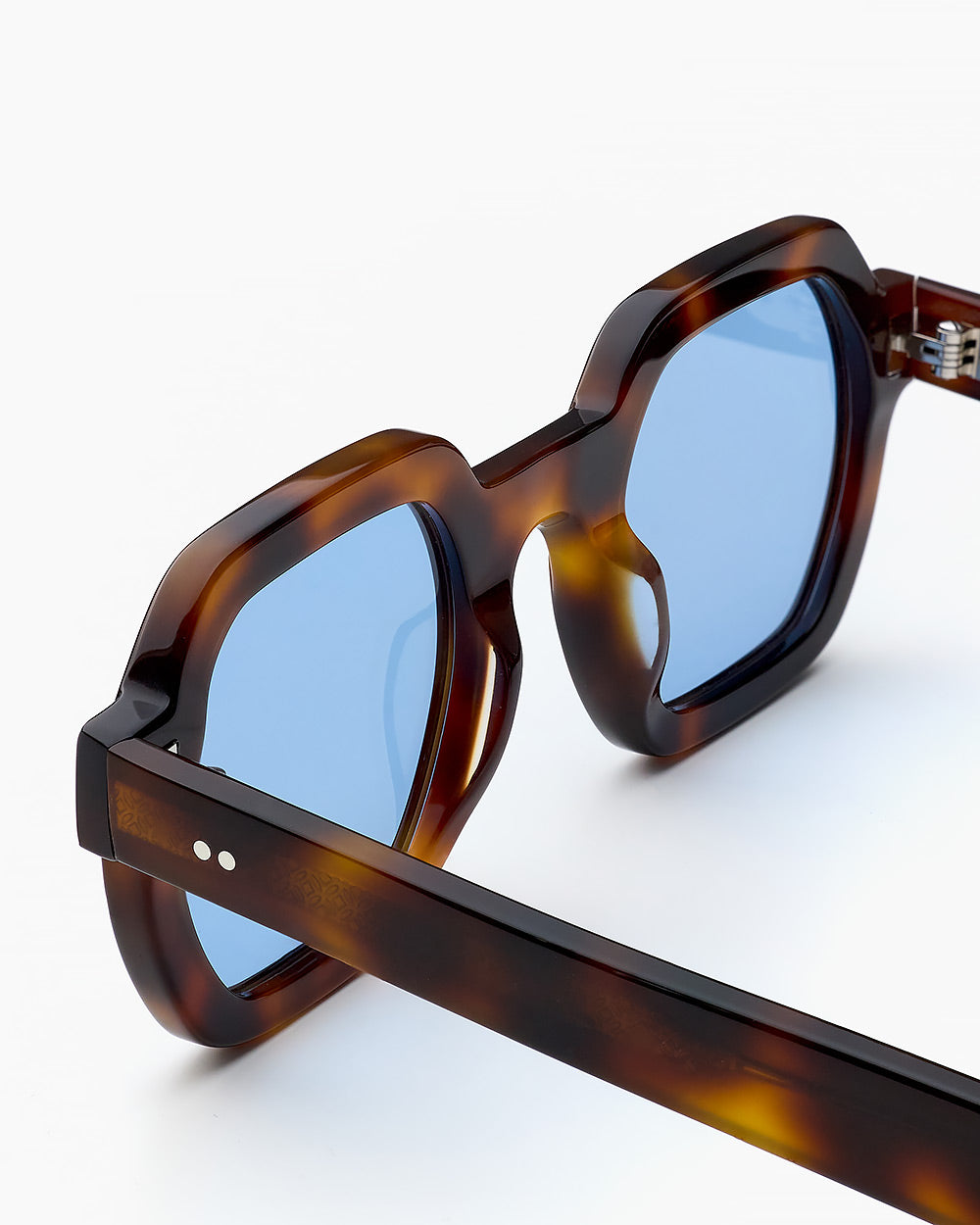 ME & JOE Sandro classic tortoise sunglasses with blue lenses  – detail view