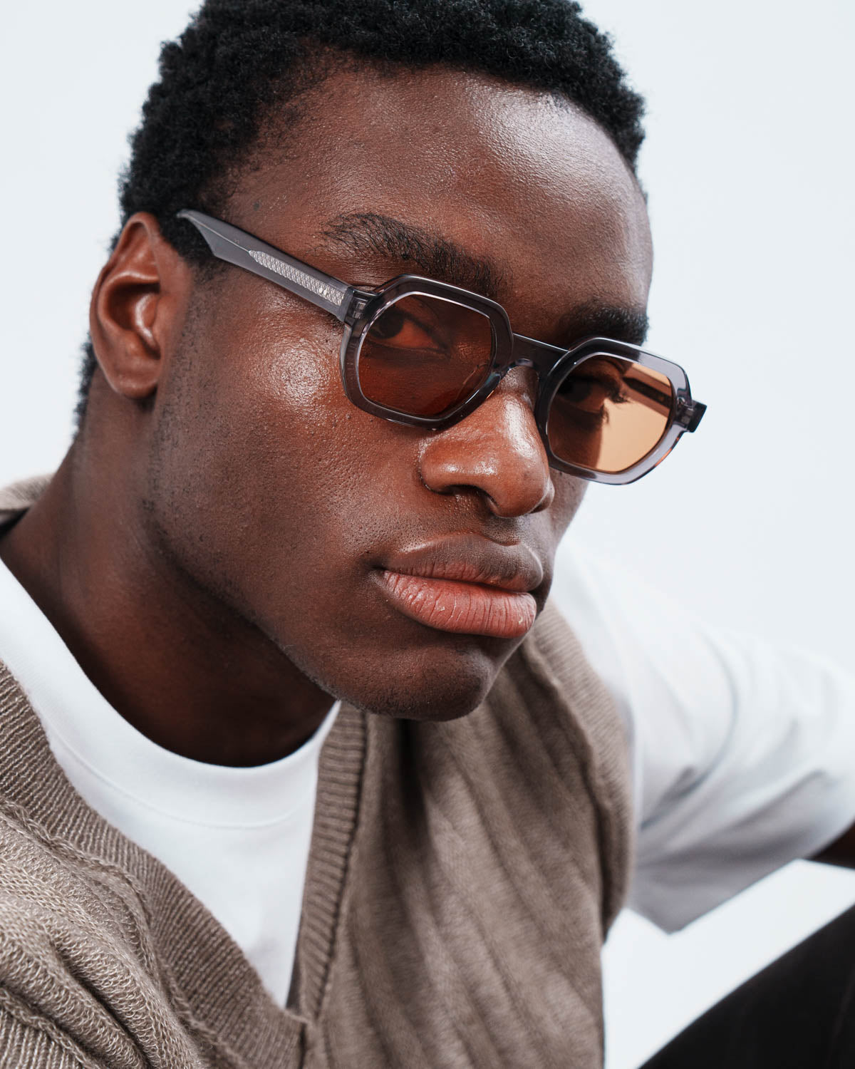 ME & JOE Sandro crystal grey sunglasses with orange lenses  – three-quarter view