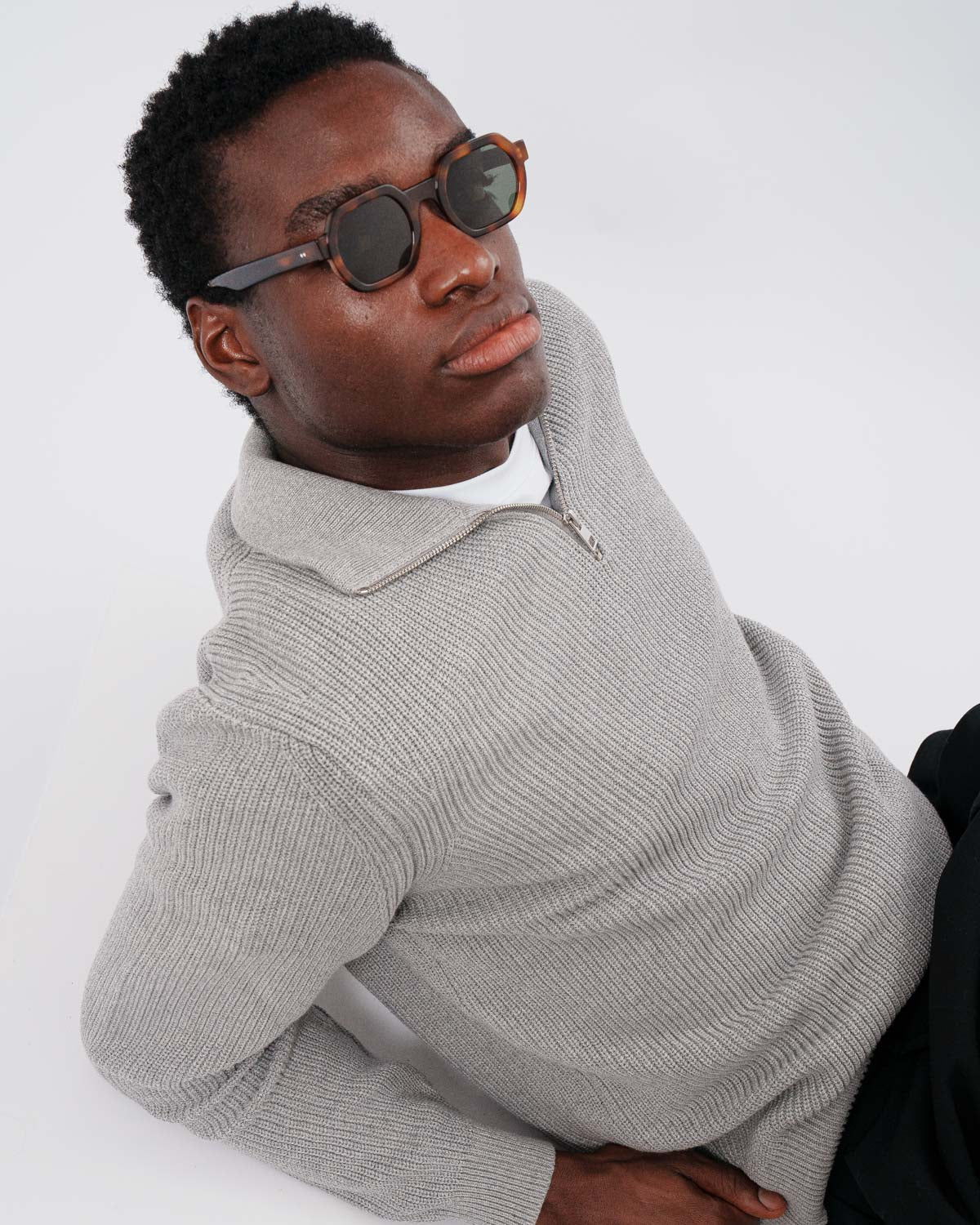 ME & JOE Sandro tortoise sunglasses – three-quarter view