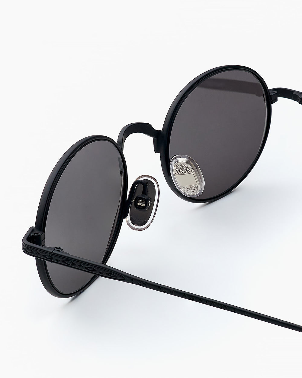 ME & JOE Soma black sunglasses – detail view