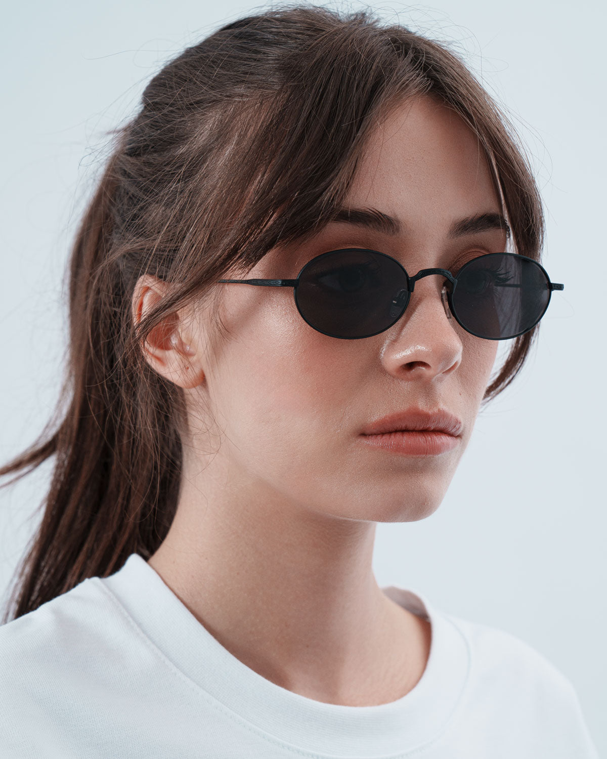 Woman wearing ME & JOE Soma black sunglasses – three-quarter view