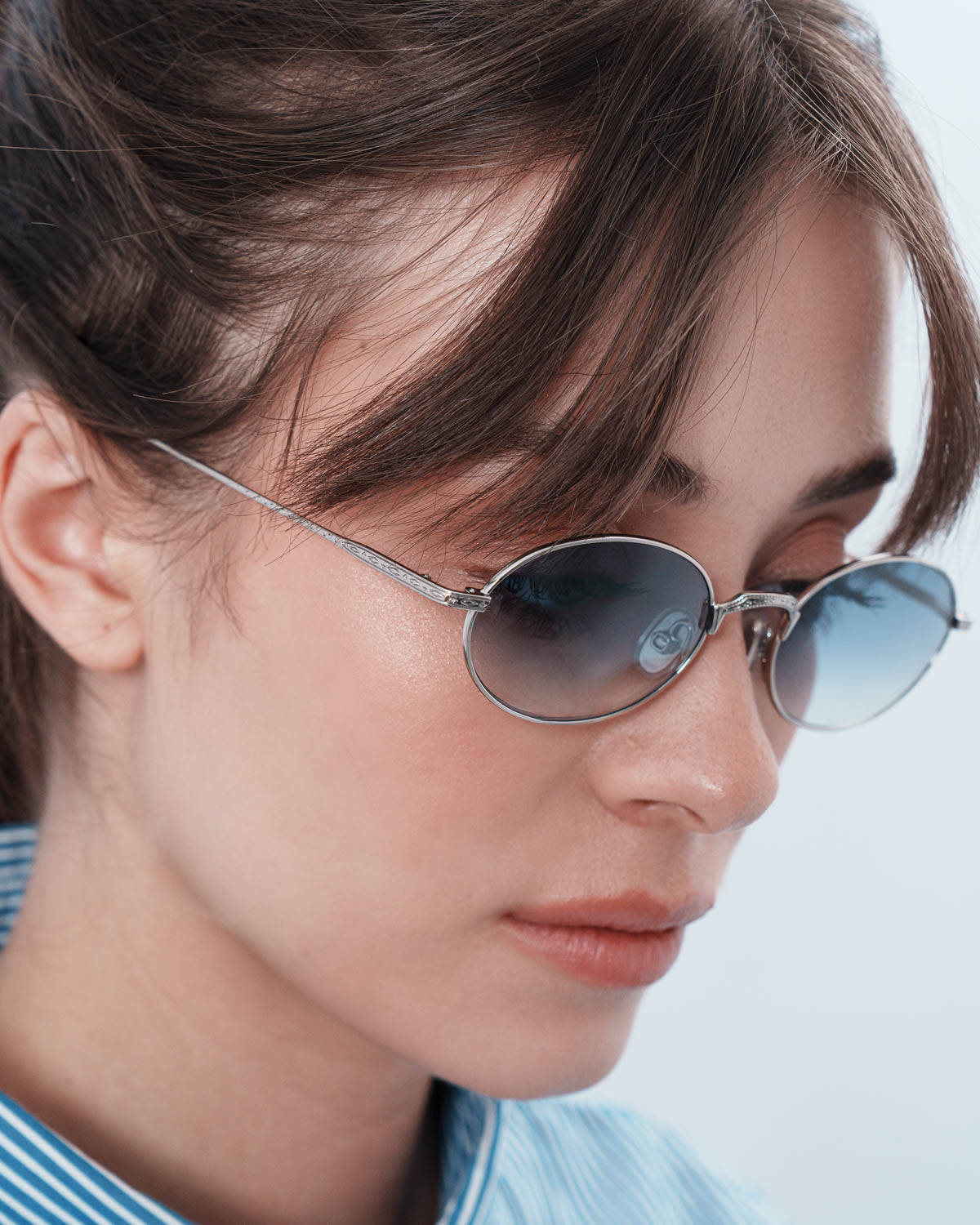 Woman wearing ME & JOE Soma silver sunglasses – three-quarter view