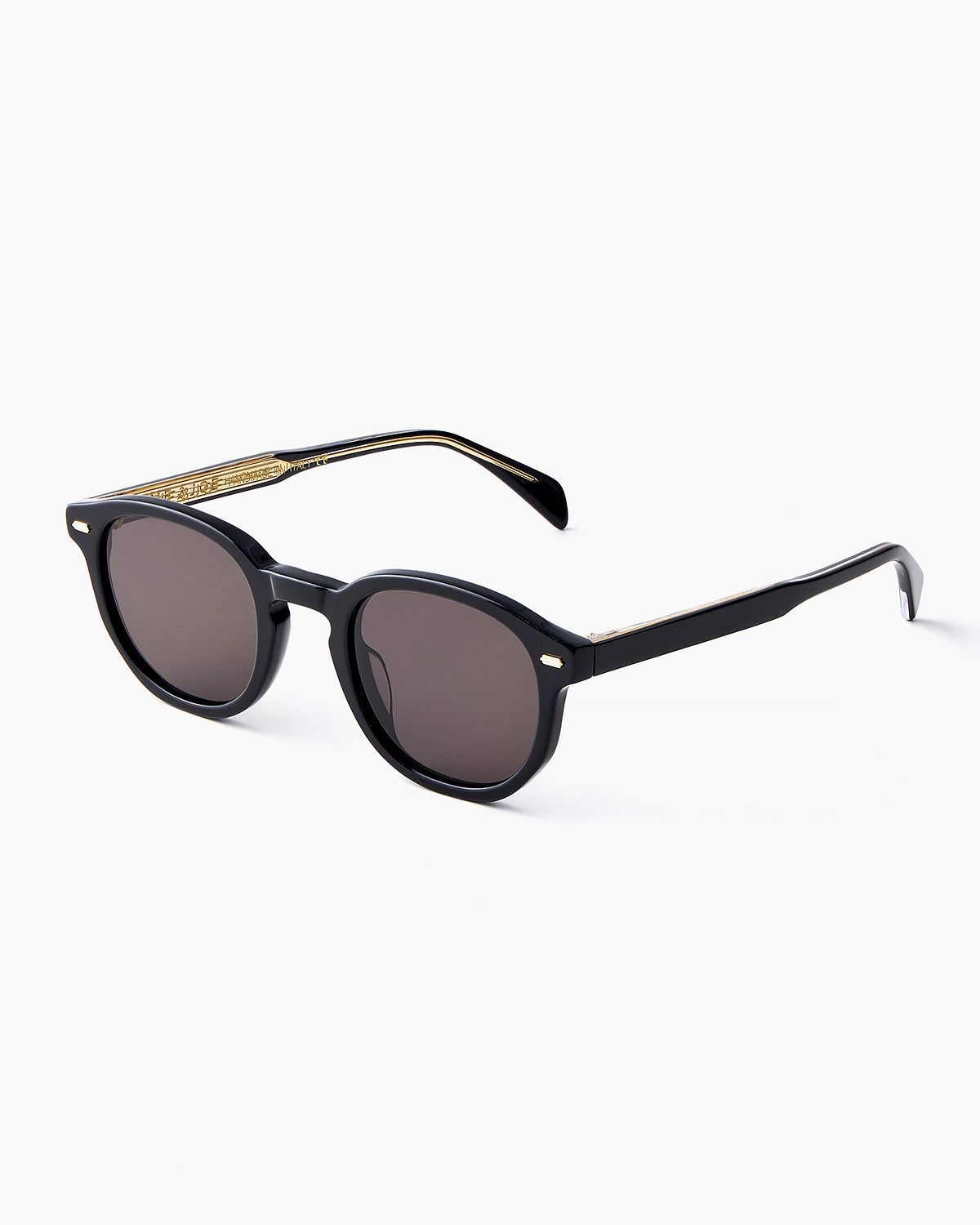 ME & JOE Vincent black sunglasses – three-quarter view