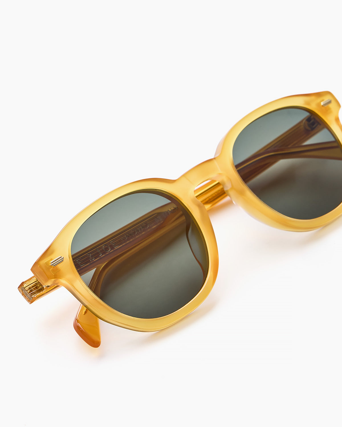 ME & JOE Vincent honey sunglasses – detail view