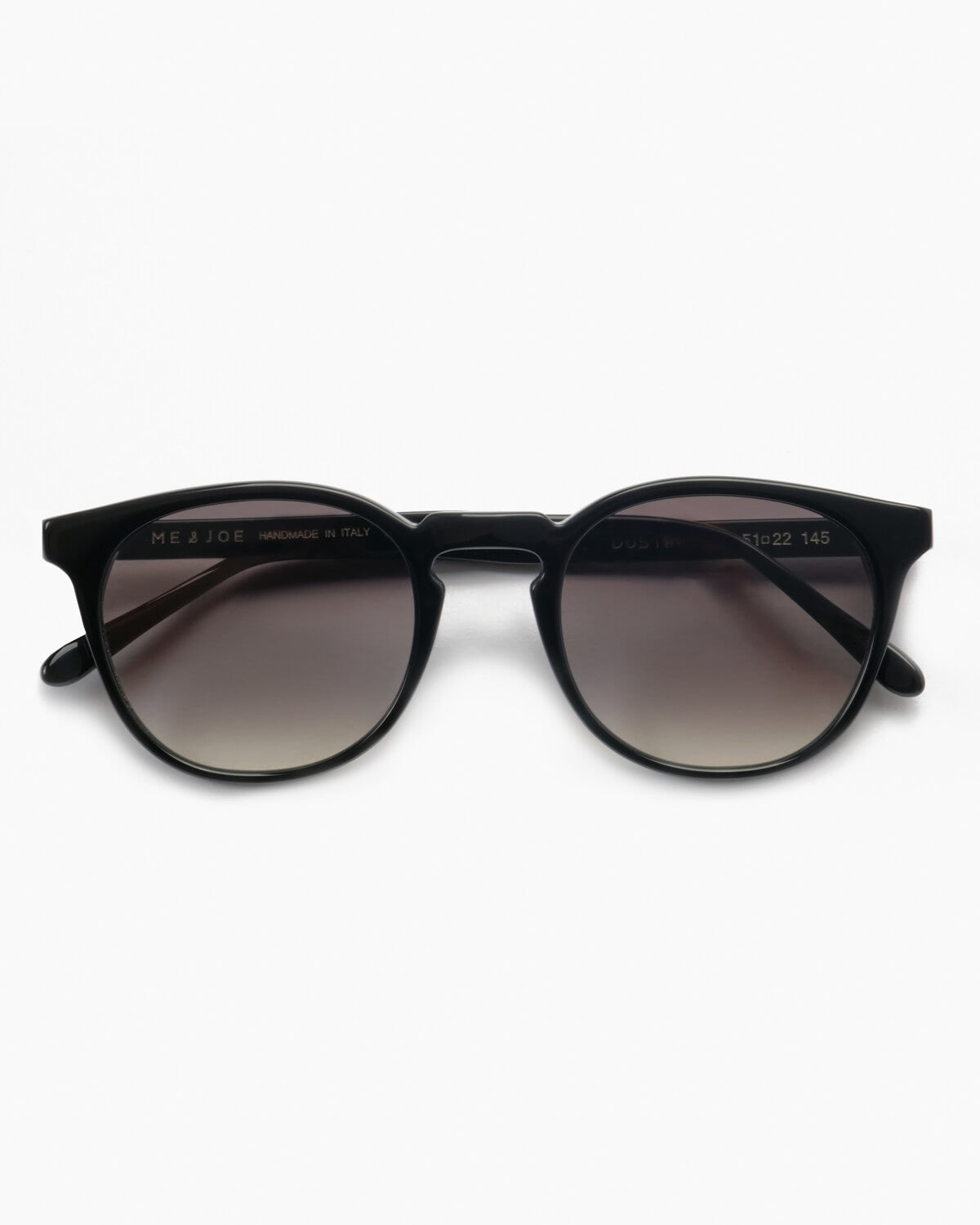 ME & JOE Dustin black sunglasses with gradient grey lenses – front view