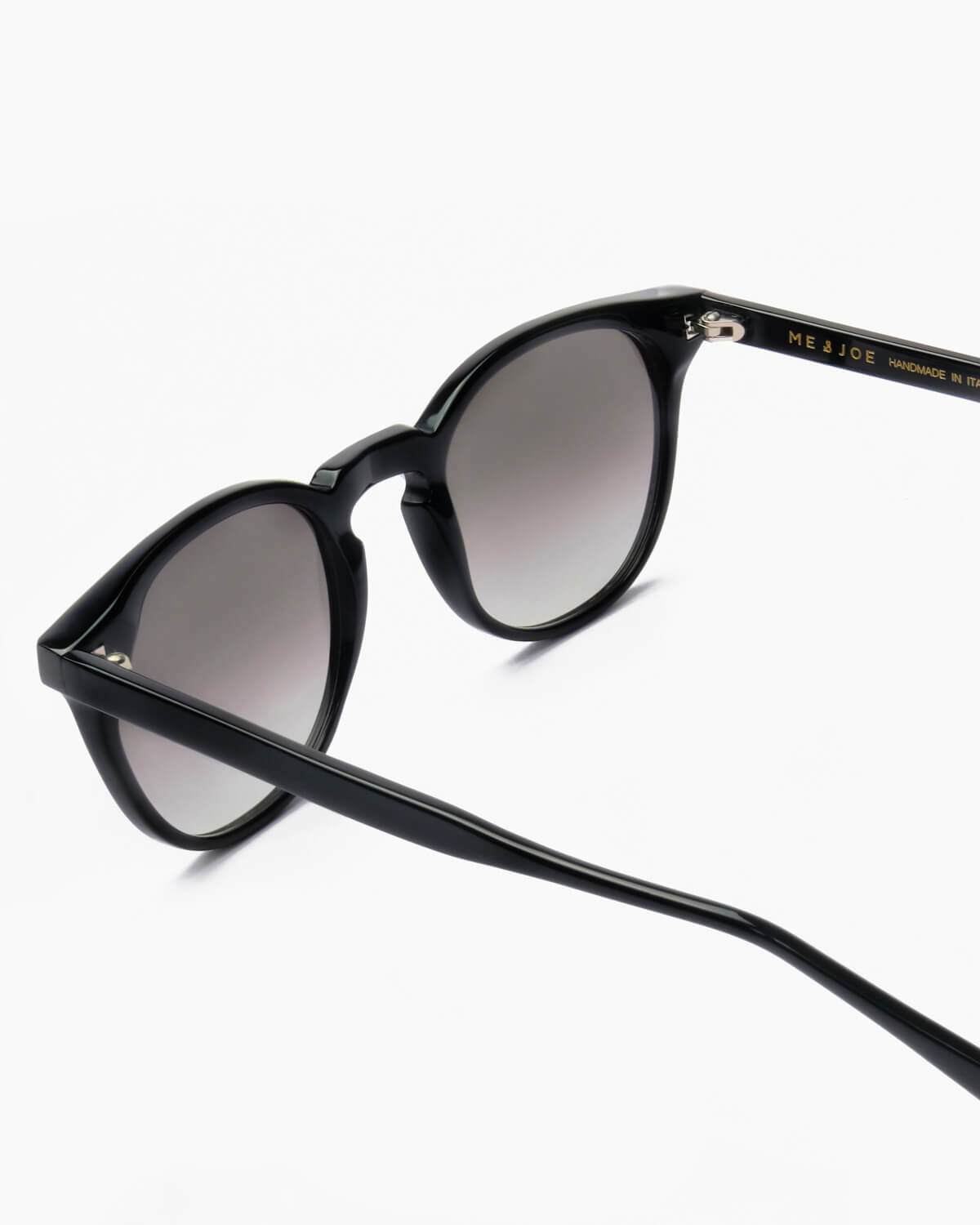 ME & JOE Dustin black sunglasses with gradient grey lenses – rear three-quarter view