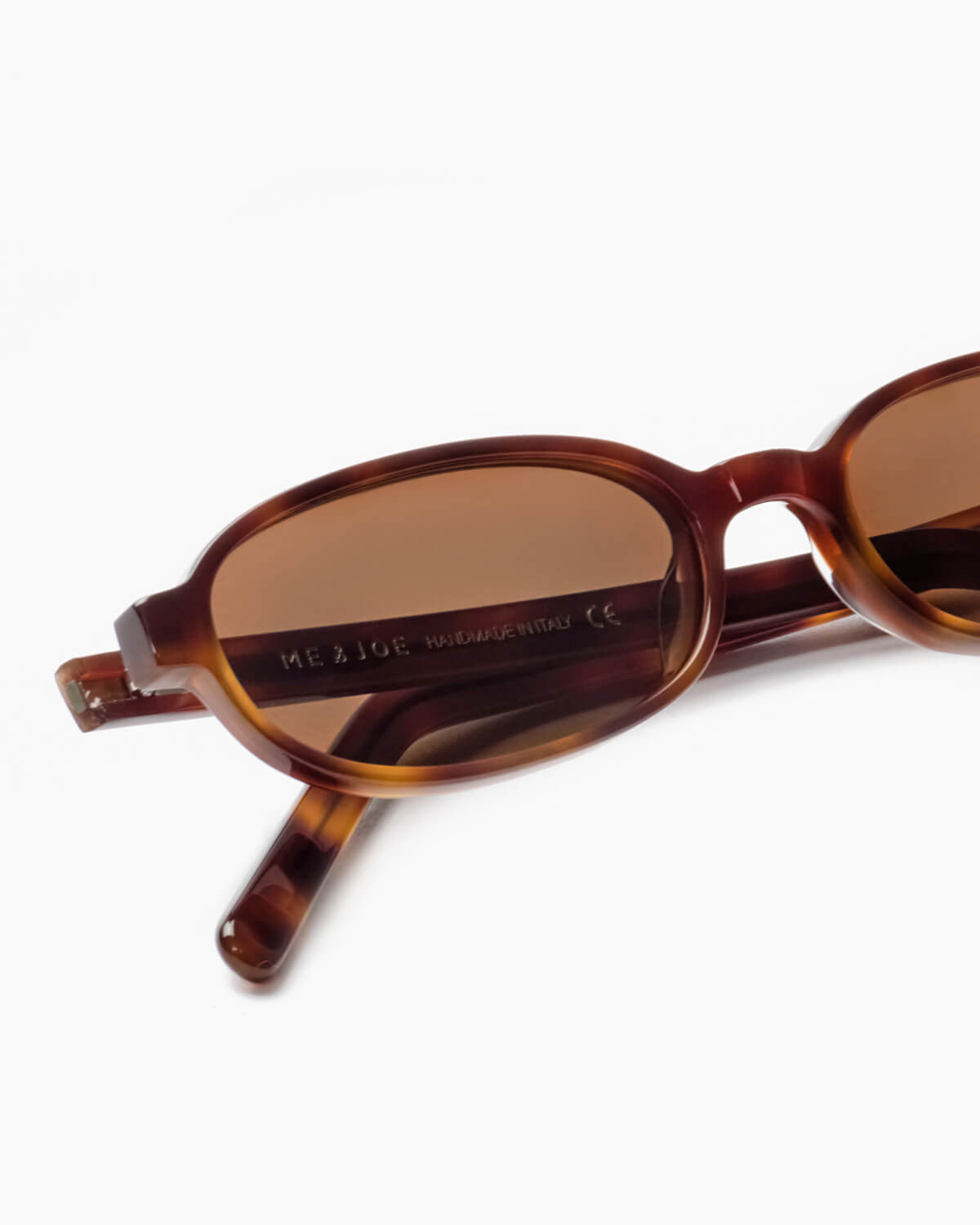 ME & JOE Iris sunglasses in tortoise – close-up product detail, Tortoise frame, Brown lenses
