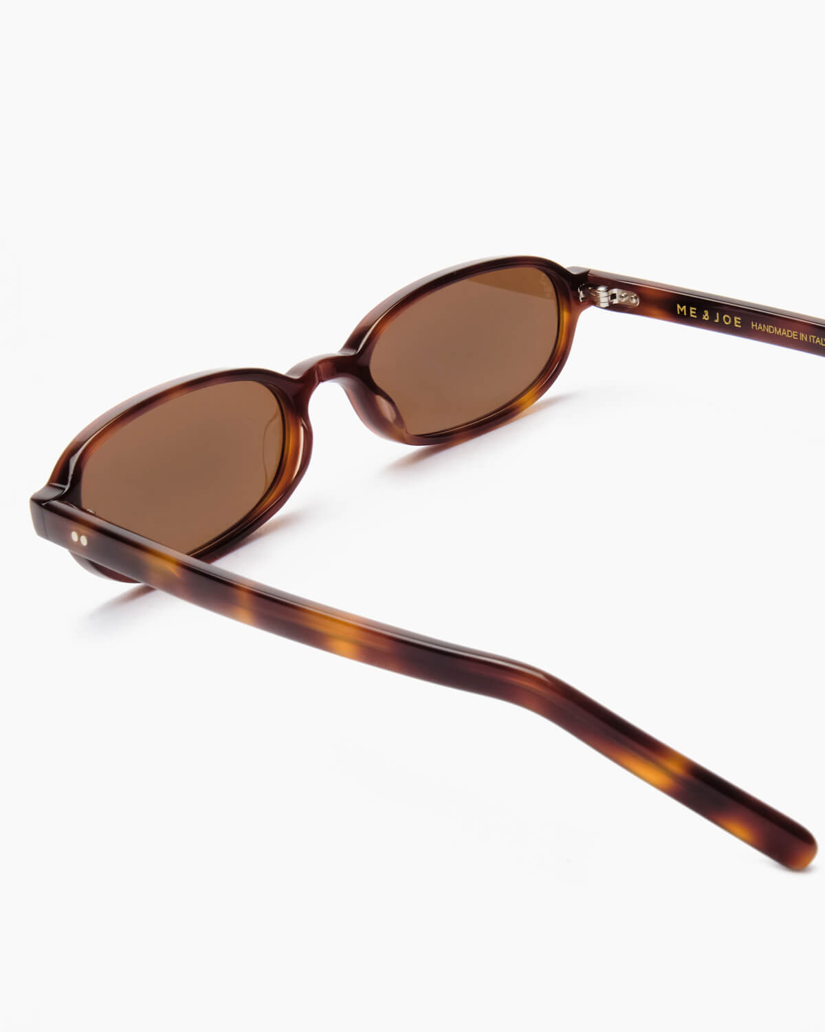 ME & JOE Iris sunglasses in tortoise – close-up side detail, Tortoise frame, Brown lenses
