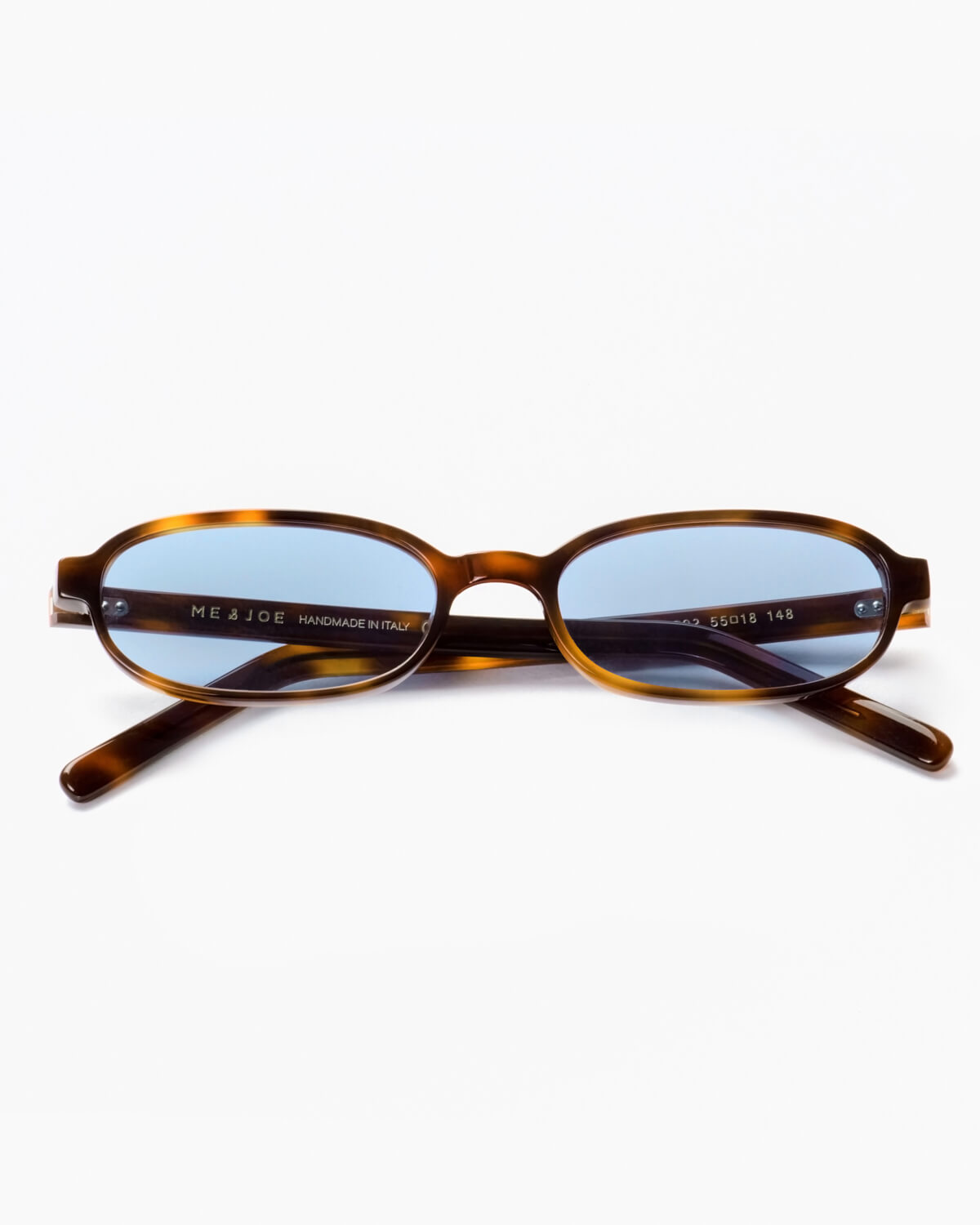 ME & JOE Iris sunglasses in tortoise – front view on white background, Tortoise frame, Blue lenses
