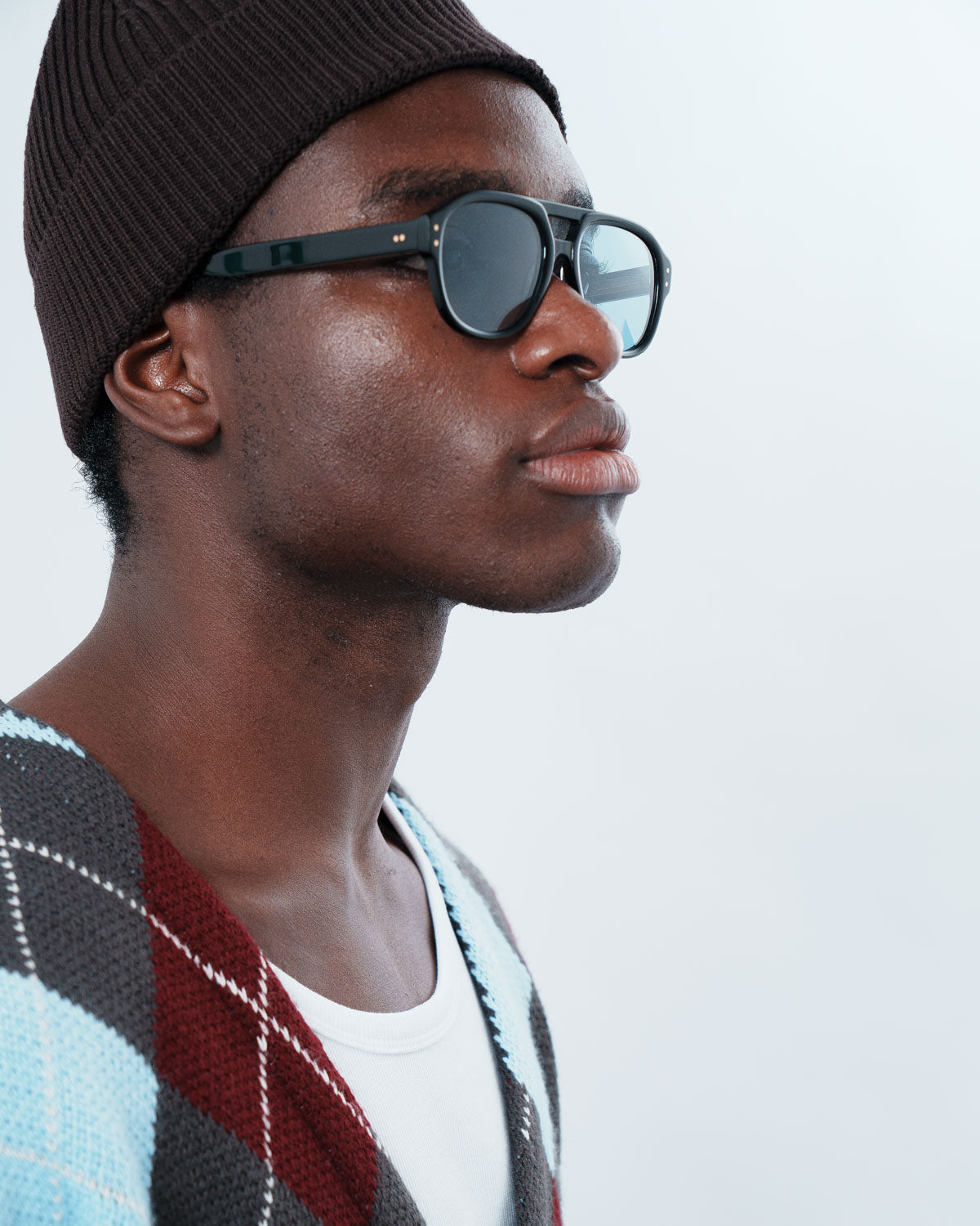 Man wearing ME & JOE Ezra black sunglasses – side view