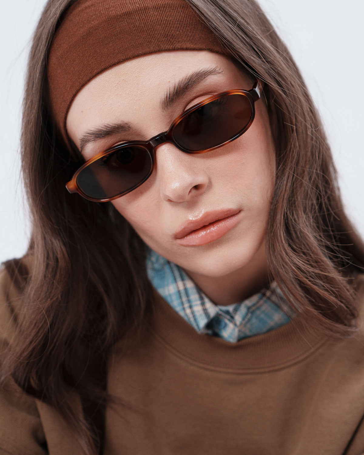 Woman wearing ME & JOE Iris tortoise sunglasses – front view